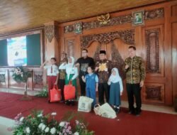 Pj Wali Kota Mojokerto Serahkan Bantuan Perlengkapan Siswa