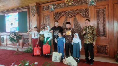 Pj Wali Kota Mojokerto Serahkan Bantuan Perlengkapan Siswa