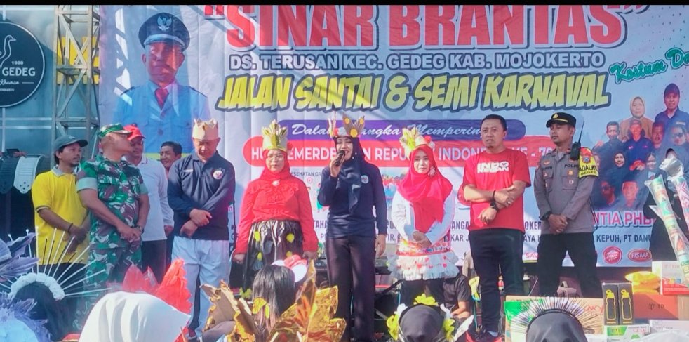 Desa Terusan Gelar Jalan Santai dan Karnaval Kostum Daur Ulang