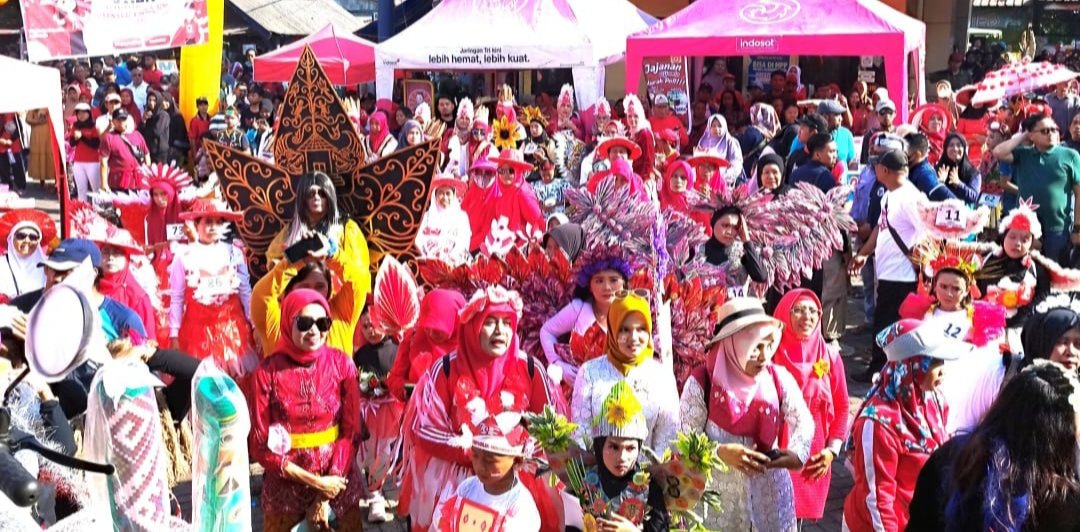 Desa Terusan Gelar Jalan Santai dan Karnaval Kostum Daur Ulang