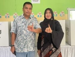 Kadisperta Kabupaten Mojokerto Bersama Istri Berikan Hak Suaranya di TPS 10 Perumahan Griya Japan Sooko