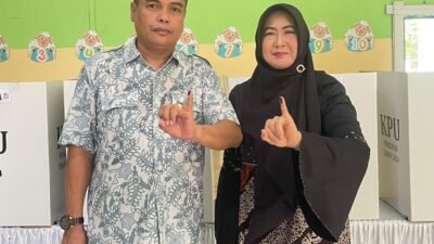 Kadisperta Kabupaten Mojokerto Berikan Hak Suaranya di TPS 10 Perumahan Griya Japan Sooko