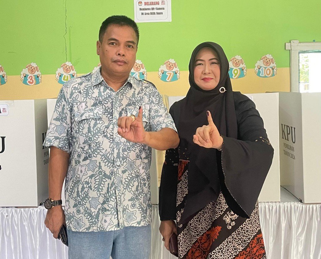 Kadisperta Kabupaten Mojokerto Berikan Hak Suaranya di TPS 10 Perumahan Griya Japan Sooko