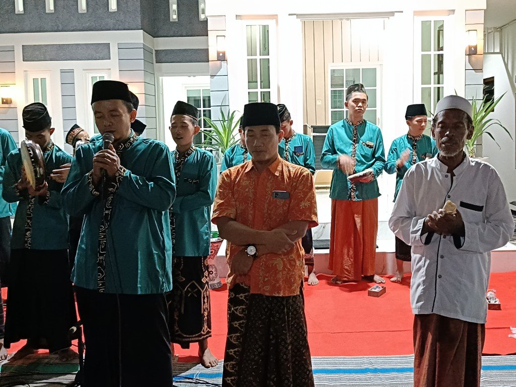 Diguyur Hujan, Grup Sholawat Al-Haddad Djawa Dwipa Tetap Semangat Bersholawat