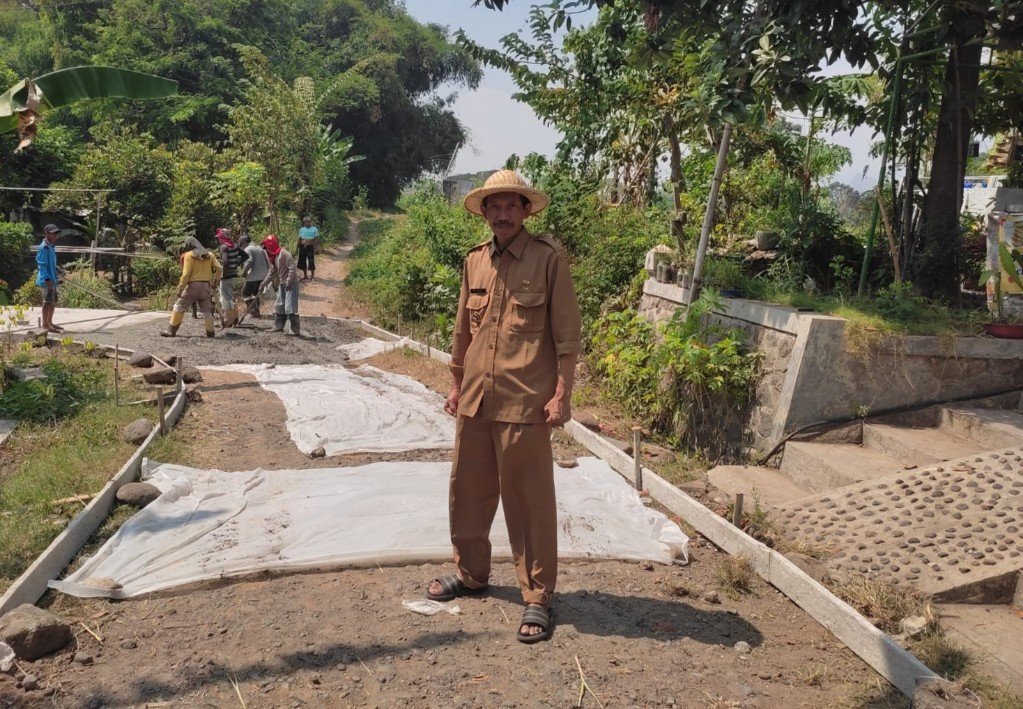 Dapat BK Desa Rp 444 Juta, Pemdes Kebontunggul Rabat Beton Jalan di Dusun Kudur dan Dusun Jemanik