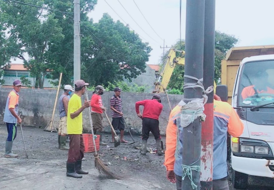 DPUPR Jombang Kolaborasi dengan DLH Jombang Bersihkan TPS di Desa Tunggorono