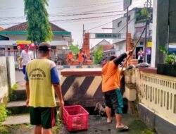 DPUPR Perkim Kota Mojokerto Bersihkan Parit