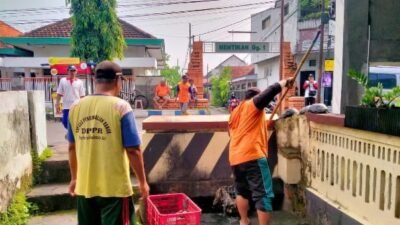 DPUPR Perkim Kota Mojokerto Bersihkan Parit