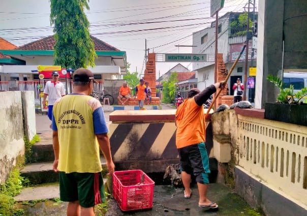 DPUPR Perkim Kota Mojokerto Bersihkan Parit
