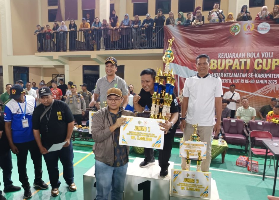 Tampil Dominan, Tim Voli Mojoanyar Raih Juara Piala Bupati Mojokerto 2025