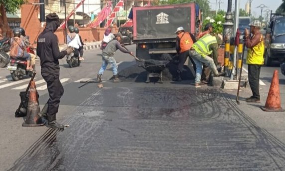 DPUPR Perakim Kota Mojokerto Lakukan Pemeliharaan Jalan Empunala