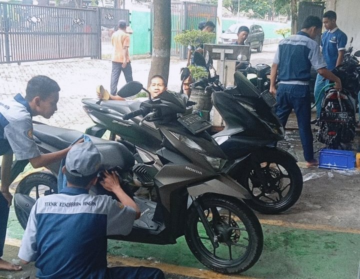 Hari Guru 2025, SMKN 1 Pungging Kabupaten Mojokerto Gelar Bakti SMK