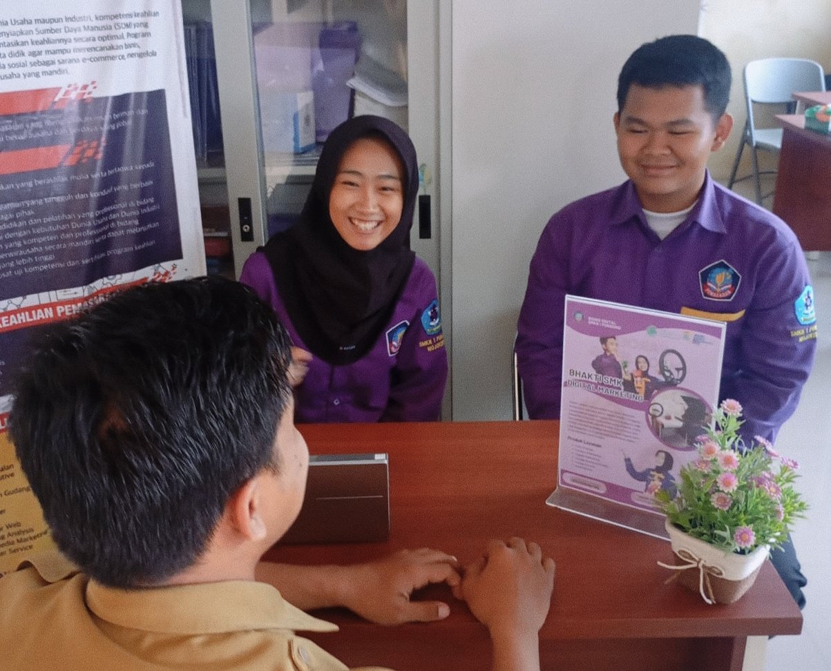 Hari Guru 2025, SMKN 1 Pungging Kabupaten Mojokerto Gelar Bakti SMK