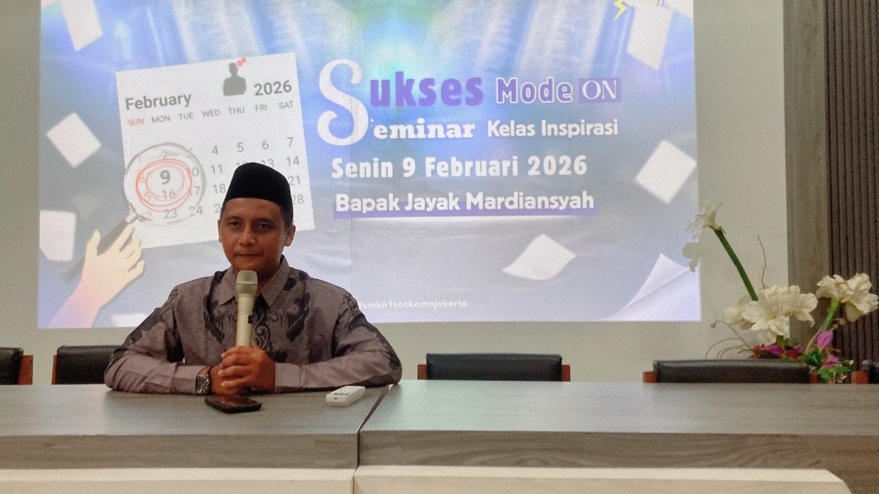 Ketua PWMR Jadi Pembina Upacara dan Narasumber Seminar Success Mode On di SMKN 1 Sooko Mojokerto 