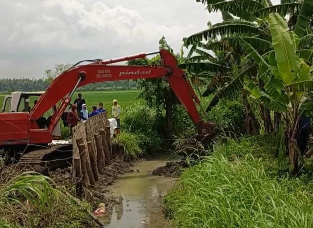 Siap Hadapi Musim Hujan, DPUPR Jombang Normalisasi 55 Titik Saluran Irigasi