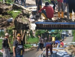Peduli Dampak Banjir, Lapas Narkotika Bandar Lampung Bersama Warga Bersihkan Reruntuhan Tembok di Way Huwi
