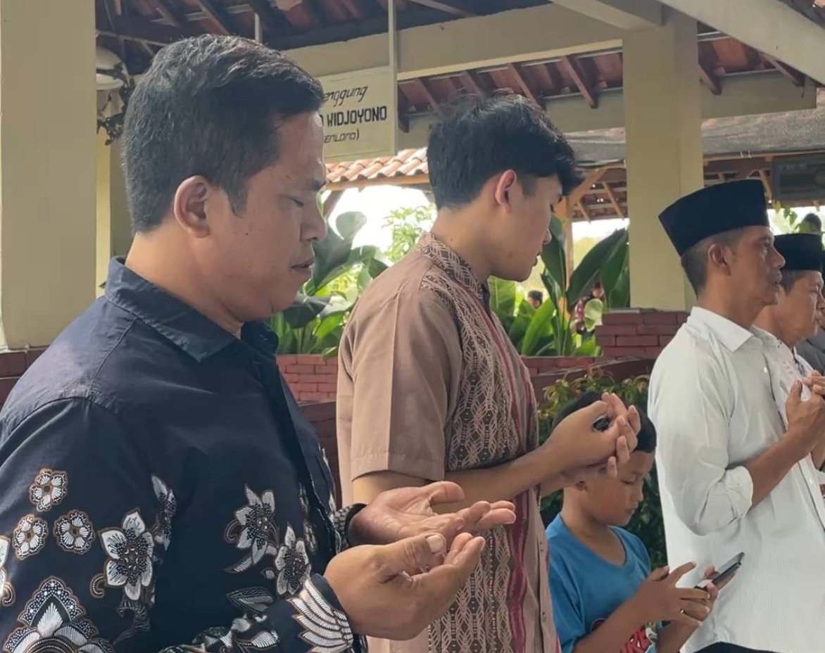 Istiqomah 28 Bulan, Hadi Purwanto dan Kiai Mathori Hasan Pimpin Khotmil Qur'an di Makam Banjarsari Dlanggu