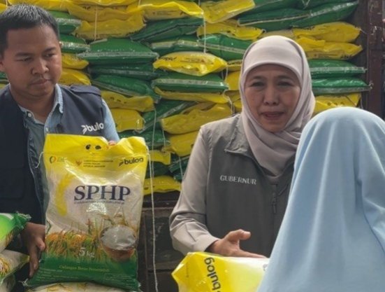 Gubernur Jatim dan Bulog Mojokerto Kompak di Pasar Murah Ngrowo Bangsal, Beras SPHP dan Minyak Kita Diserbu Warga