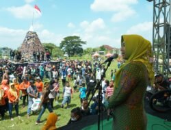 Ruwah Desa Prajurit Kulon, Warga Berebut Gunungan Ribuan Sandal