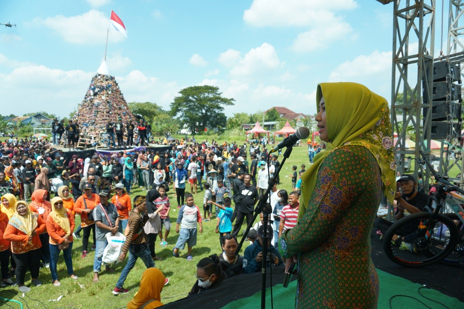 Ruwah Desa Prajurit Kulon, Warga Berebut Gunungan Ribuan Sandal