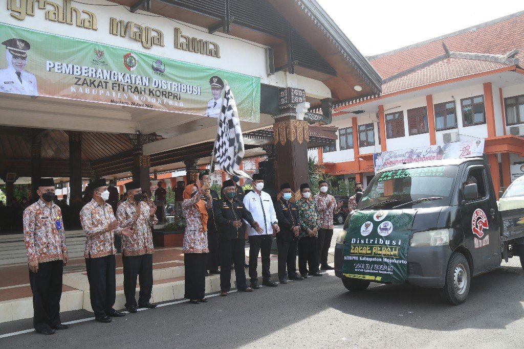 Bupati Ikfina Distribusikan 4.200 Paket Zakat Fitrah KORPRI