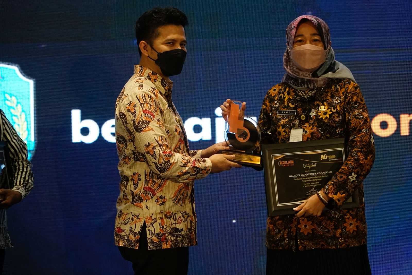 Perhatian Terhadap Kearifan Lokal, Walikota Mojokerto Dapatkan Penghargaan