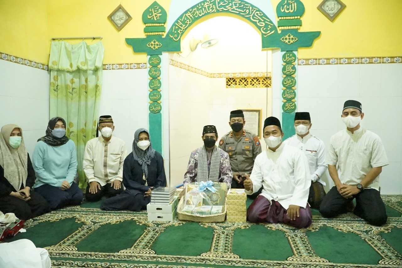 Ning Ita Berikan Hibah, Santunan dan Bingkisan Lebaran di Musala Darun Najah