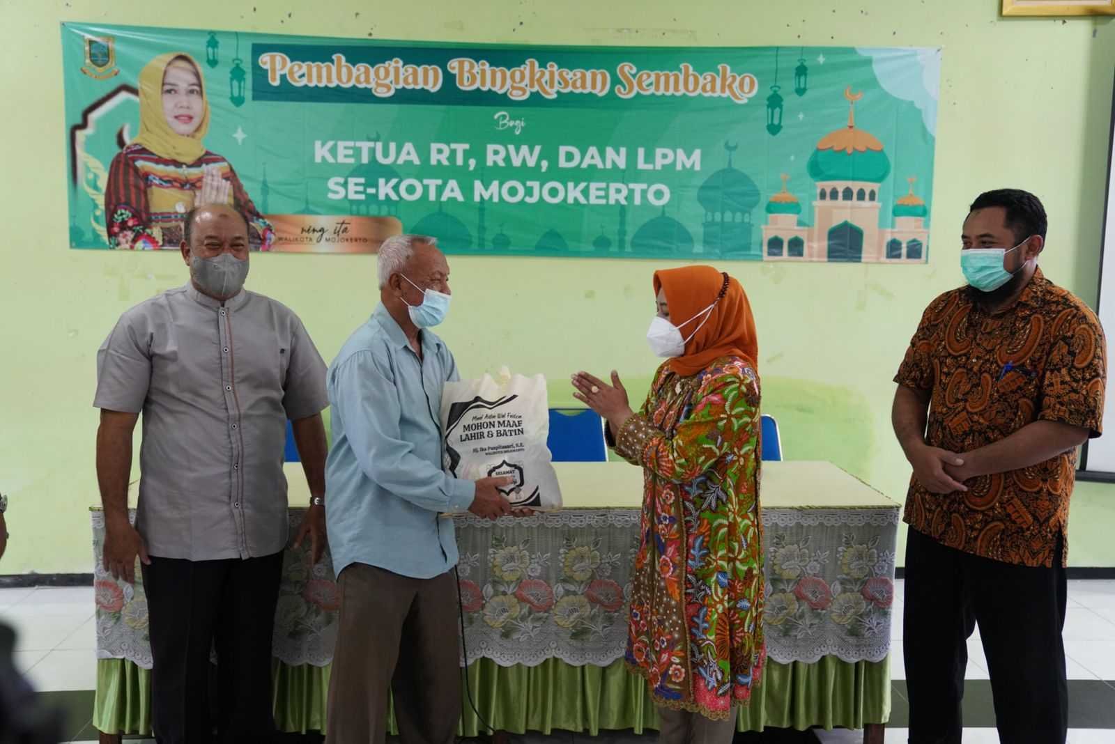 Ning Ita Berikan 945 Paket Sembako untuk Ketua RT/RW, LPM dan Tenaga Kebersihan