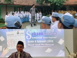 Ketua PWMR Jadi Pembina Upacara dan Narasumber Seminar Success Mode On di SMKN 1 Sooko Mojokerto