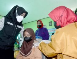 Bupati Mojokerto Tinjau Vaksinasi Serentak 3.000 Anak, Targetkan Rampung 100% Akhir Januari 2022