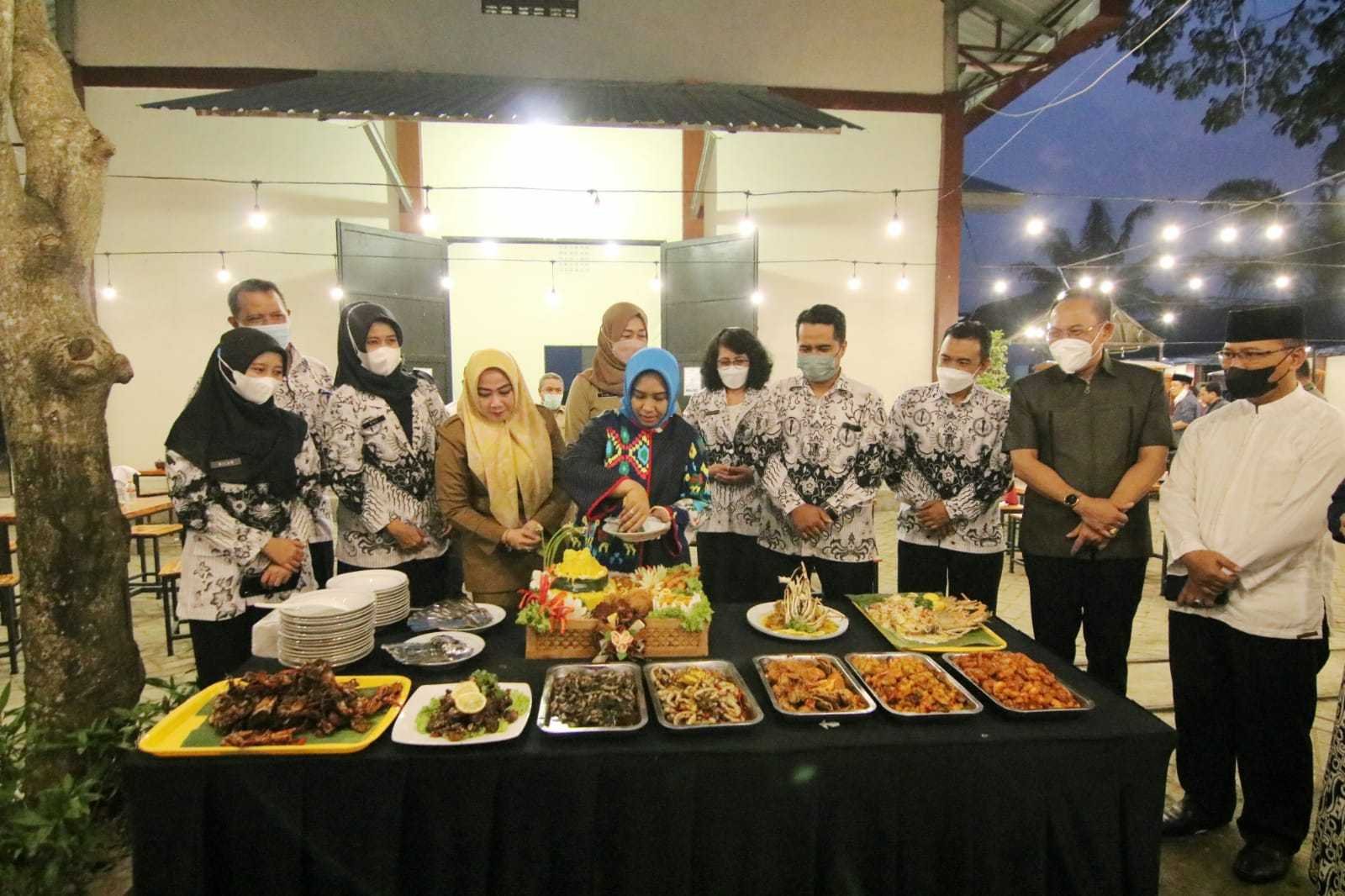 Ning Ita Resmikan Cafe Teras Workshop