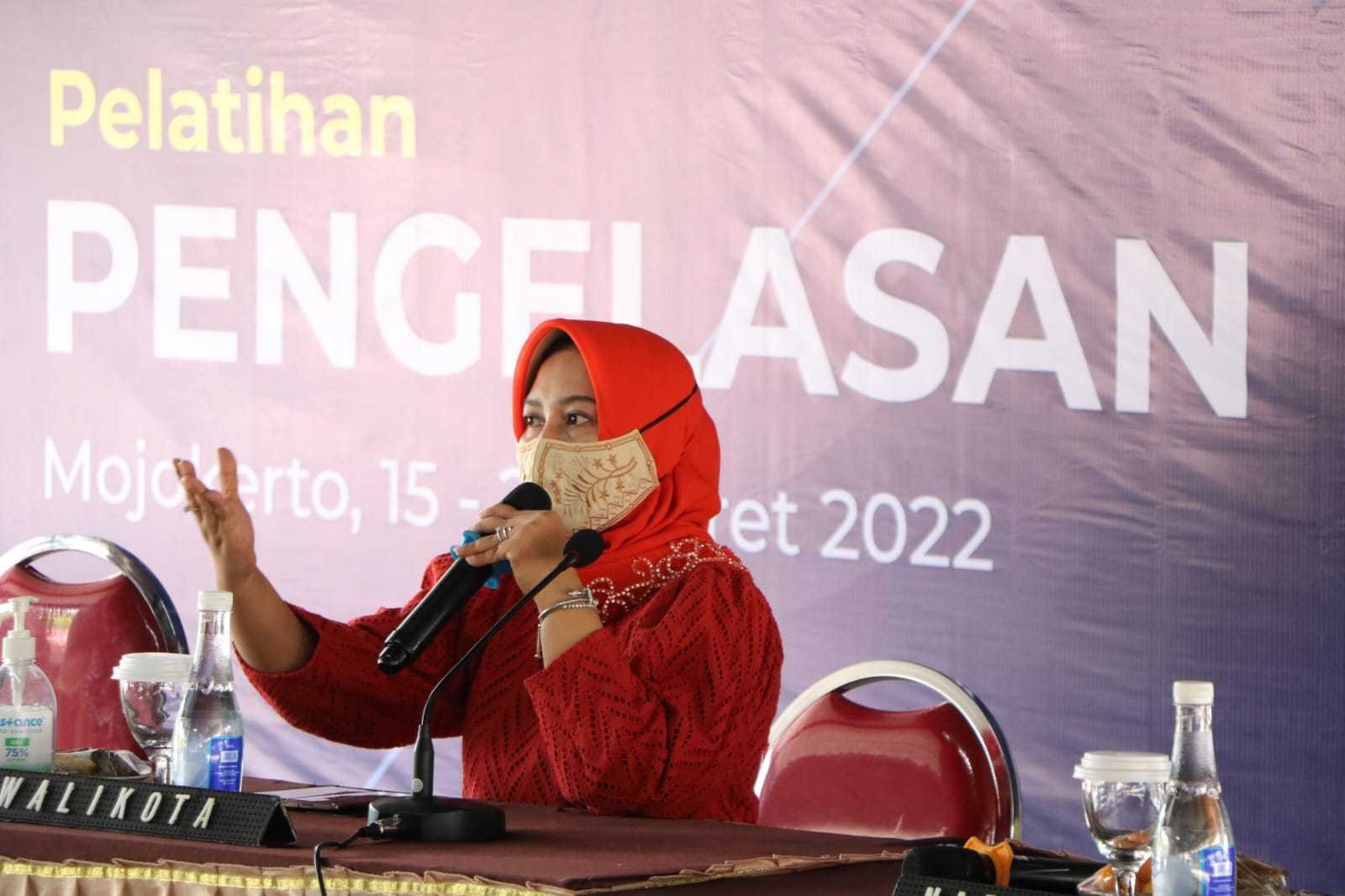 Ning Ita Tinjau Pelatihan Pengelasan