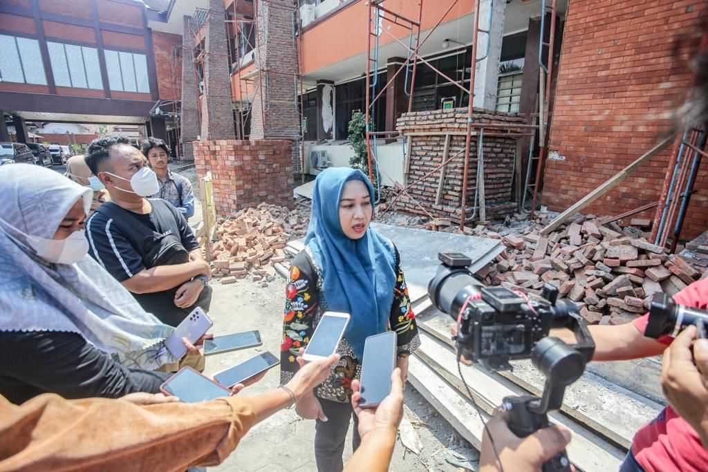 Facade Gedung Sekdakot Mojokerto Ambruk, Ning Ita Peringatkan Kontraktor untuk Jaga Kualitas Bangunan