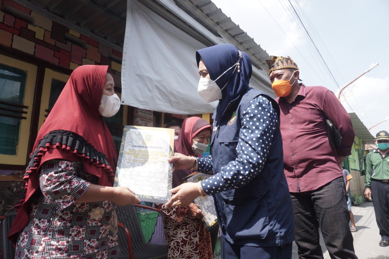 Blusukan di Lingkungan Kradenan, Ning Ita Berikan Bantuan Kesehatan dan Pendidikan