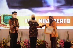 Ning Ita Terima Penghargaan Pembangunan Daerah Terbaik