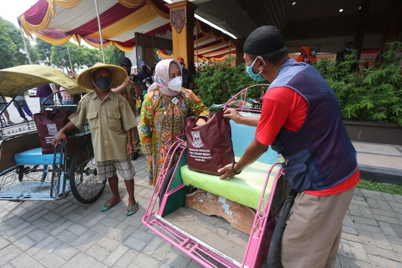 Ning Ita Salurkan Bansos untuk 544 Tukang Becak