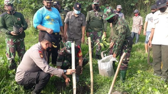 Antisipasi Bencana di Mojokerto, Kapolsek Mojosari Lakukan Penanaman Pohon