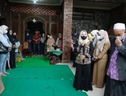 Ning Ita Takziah ke Rumah Duka Abah Renggo, Suami Sulistiowati DPRD Kota Mojokerto