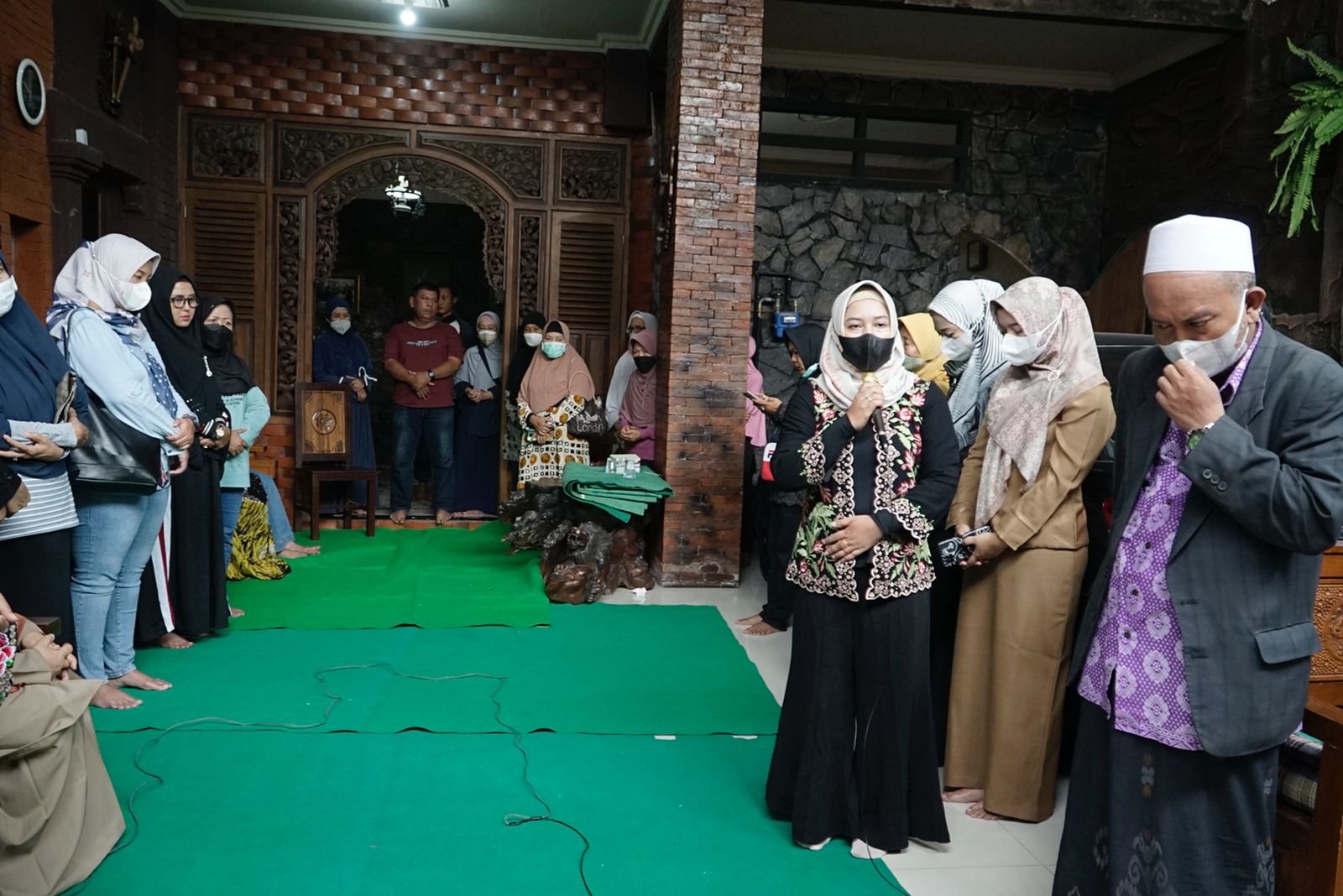 Ning Ita Takziah ke Rumah Duka Abah Renggo, Suami Sulistiowati DPRD Kota Mojokerto
