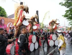 Meski Hujan, Masyarakat Tetap Antusias Menyaksikan Kirab Pancasila di Kota Mojokerto