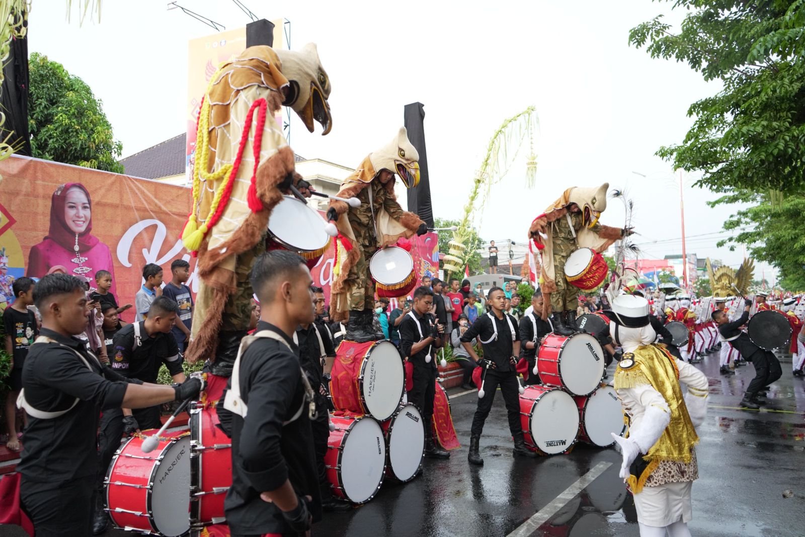 Meski Hujan, Masyarakat Tetap Antusias Menyaksikan Kirab Pancasila di Kota Mojokerto