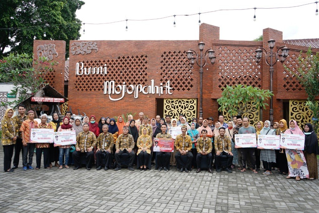 Ning Ita Beri Bantuan Bedah Warung dan KUBE Senilai Rp 3,4 M