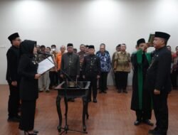 Resmi Lantik Kepala Dindik Kabupaten Mojokerto, Bupati Ikfina Minta Kepala OPD Jaga Integritas