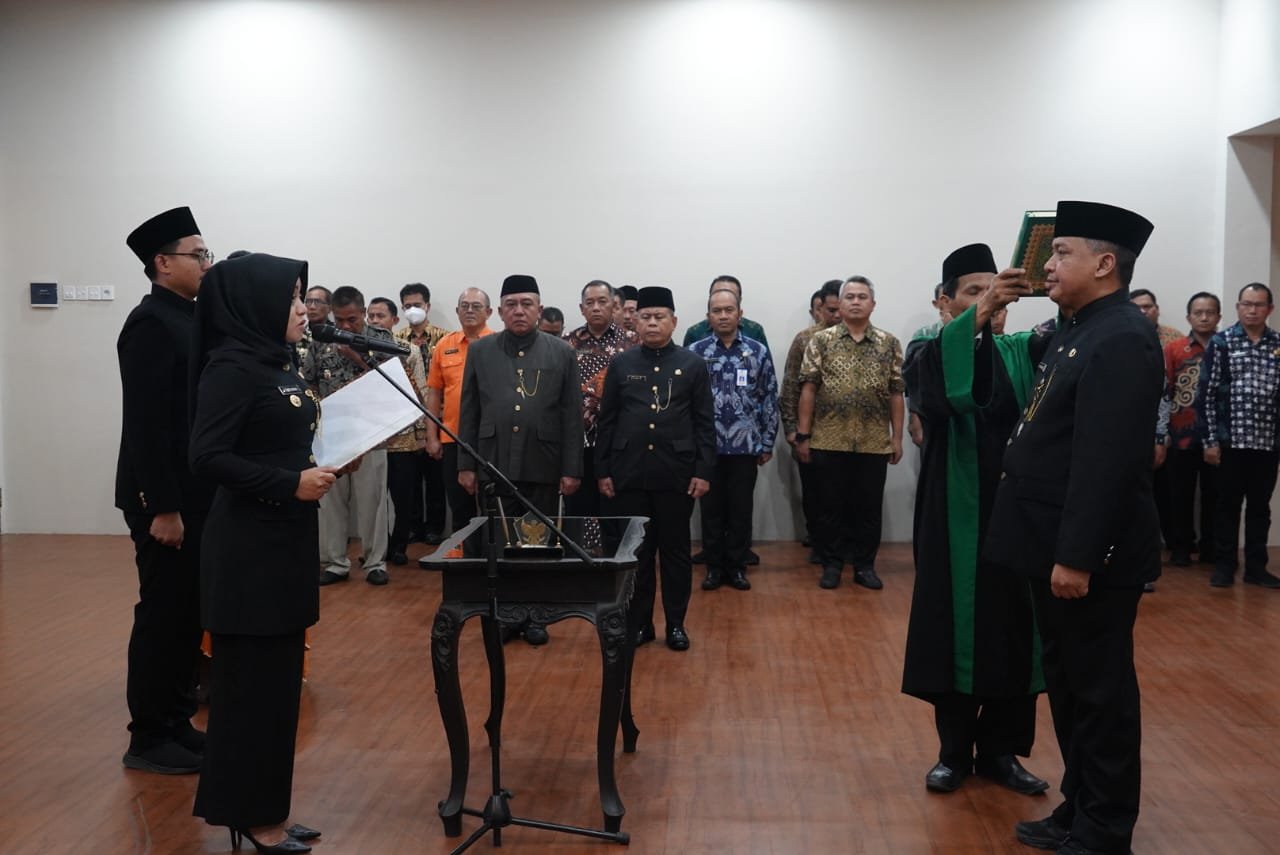 Resmi Lantik Kepala Dindik Kabupaten Mojokerto, Bupati Ikfina Minta Kepala OPD Jaga Integritas