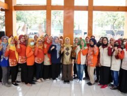 Peralihan Musim, Ning Ita Ajak Masyarakat Jaga Kebersihan Lingkungan