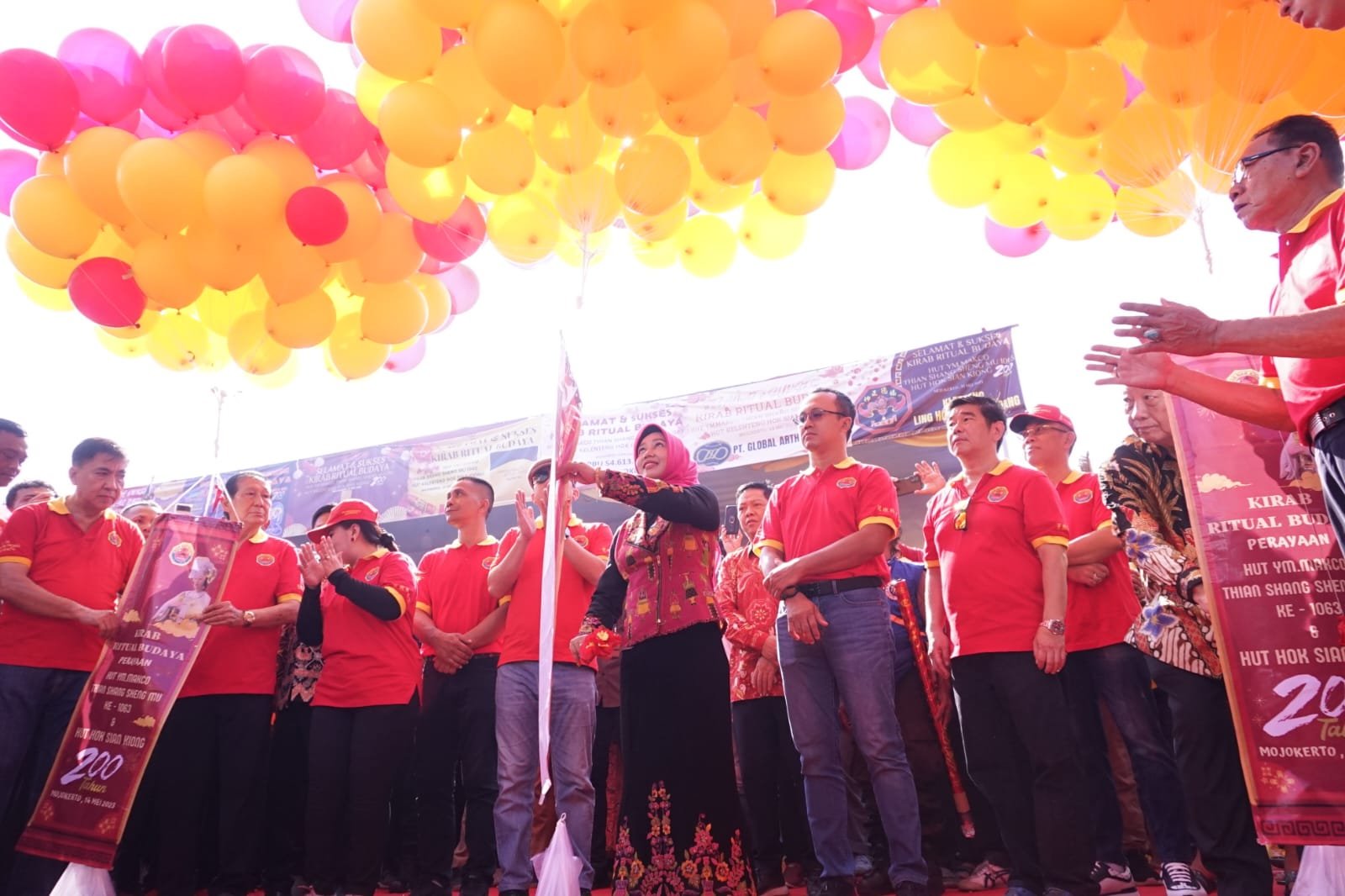 Sejarah ! Kirab Dan Ritual Budaya HUT 2 Abad Hok Sian Kiong Mojokerto Diikuti Peserta Dari Berbagai Daerah Se-Indonesia
