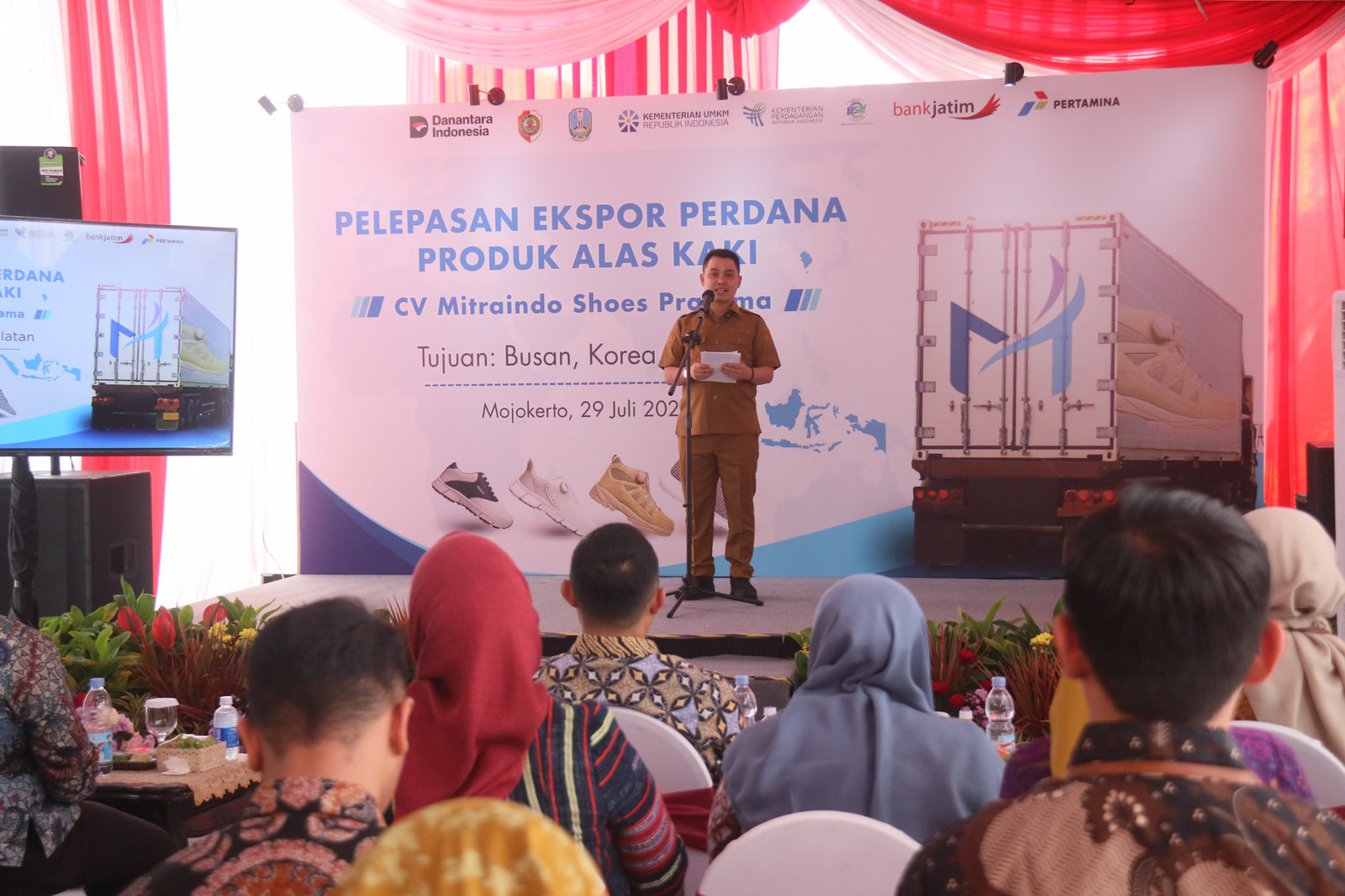 Sepatu Buatan Kabupaten Mojokerto Tembus Pasar Global, Bupati Mojokerto: Membanggakan