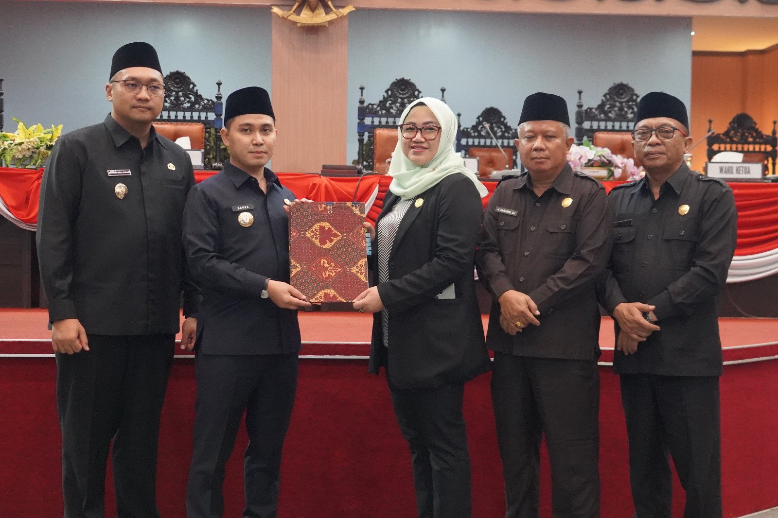 DPRD Kabupaten Mojokerto Mojokerto Sahkan Raperda P-APBD 2025, Bupati Mojokerto Tekankan Sinergi Pembangunan