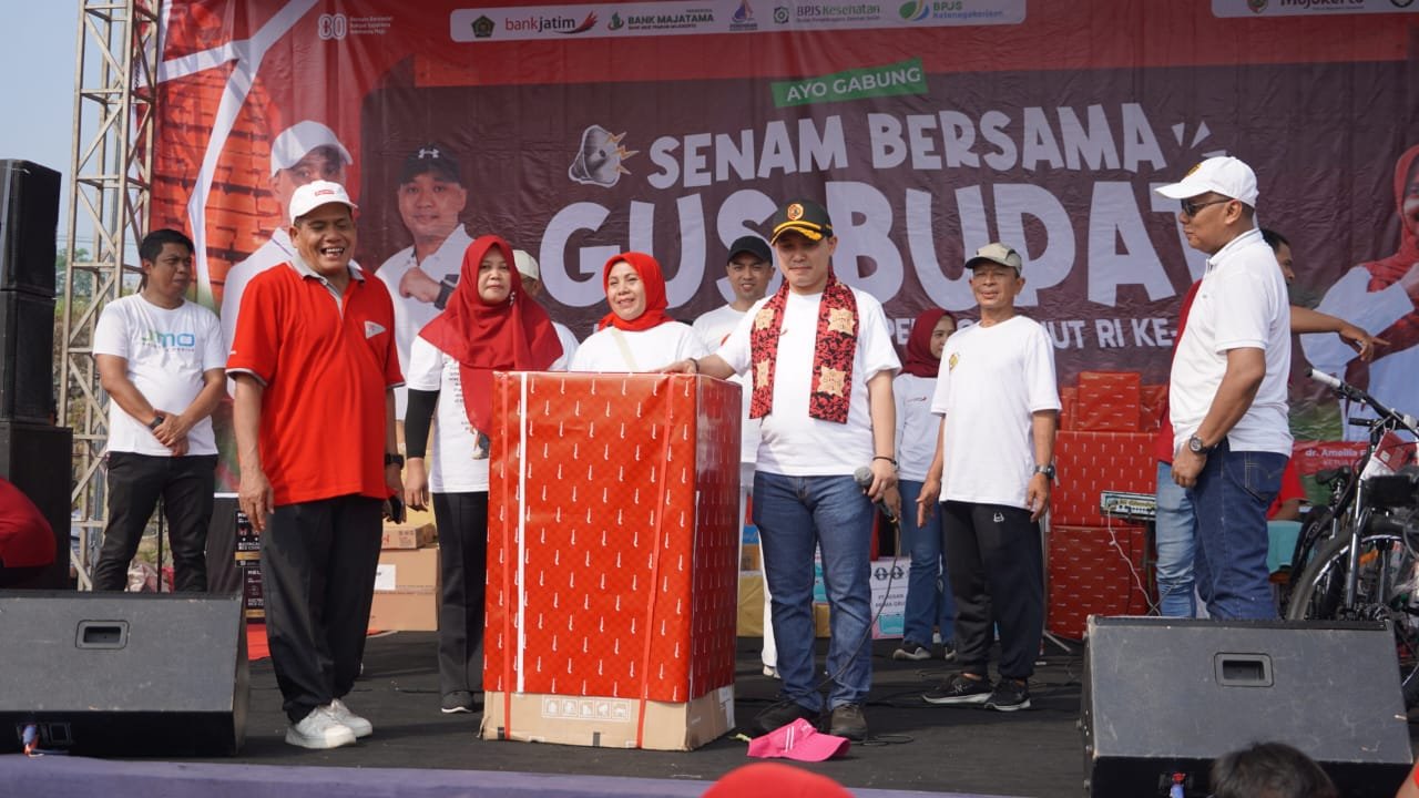 Bupati Mojokerto Ajak Warga Jatirejo Senam Bersama dan Bagikan Ribuan Bendera Merah Putih