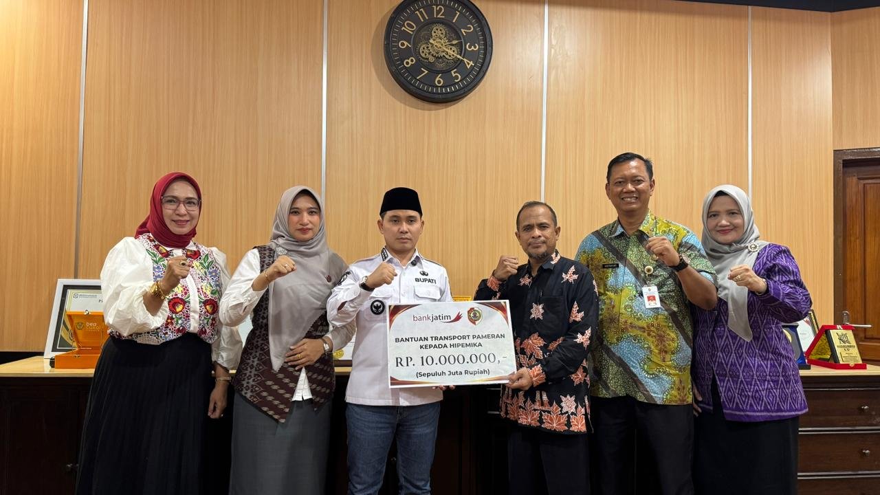Bupati Mojokerto Serahkan Bantuan Transportasi Rp 10 Juta ke Hipemika